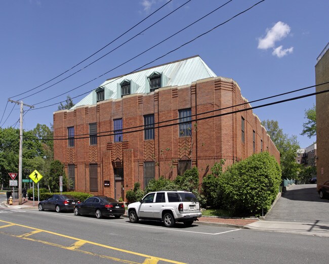 8 Welwyn Rd in Great Neck, NY - Building Photo - Building Photo