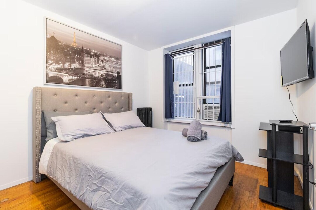 340e E 93rd St in New York, NY - Building Photo