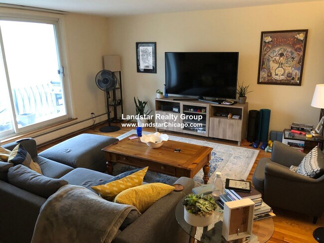 1327 Chicago Ave, Unit 404