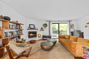 2412 Ocean Ave in Los Angeles, CA - Building Photo