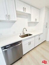 468 S Roxbury Dr in Beverly Hills, CA - Foto de edificio - Building Photo