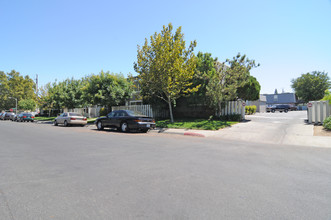 Cambridge Square Apartments in Woodland, CA - Building Photo - Building Photo