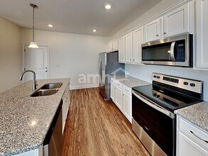 1320 Lomond Dr in Nashville, TN - Foto de edificio - Building Photo