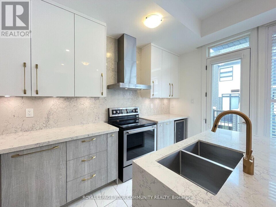 26 Banshee Ln in Richmond Hill, ON - Building Photo