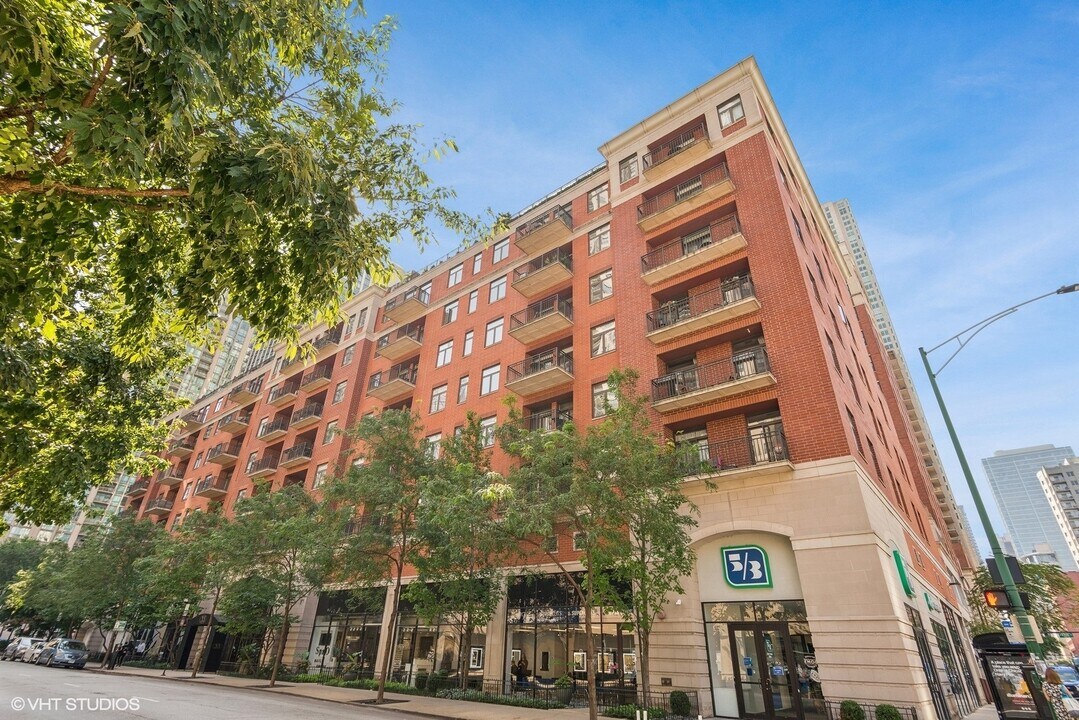 33 W Huron St, Unit 810 in Chicago, IL - Building Photo