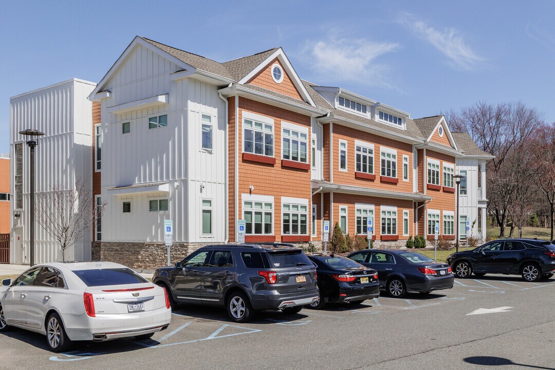 10 Link Dr in Rockleigh, NJ - Building Photo