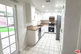 10000 Hanna Ave in Los Angeles, CA - Building Photo - Building Photo