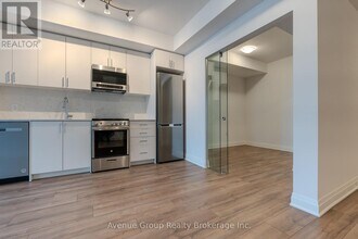 700 Sheppard Ave W in Toronto, ON - Building Photo - Building Photo