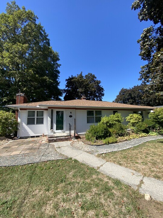36 Ridgecrest Rd in Amherst, MA - Building Photo