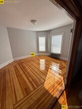 68 Willow Ave, Unit 2 in Somerville, MA - Building Photo - Building Photo