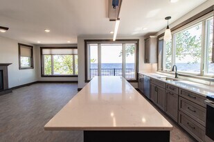 802 S Lake Ave in Duluth, MN - Building Photo