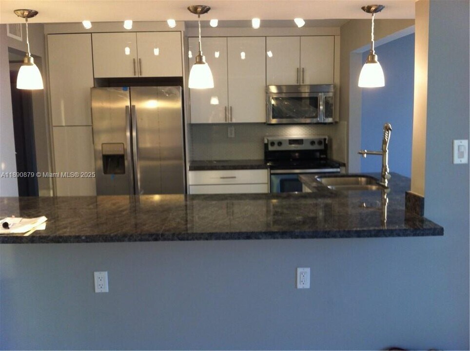 16558 NE 26th Ave in North Miami Beach, FL - Building Photo