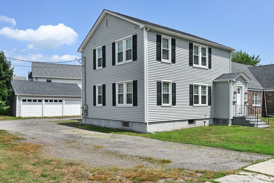 232 Hillside Ave in Bridgeport, CT - Building Photo