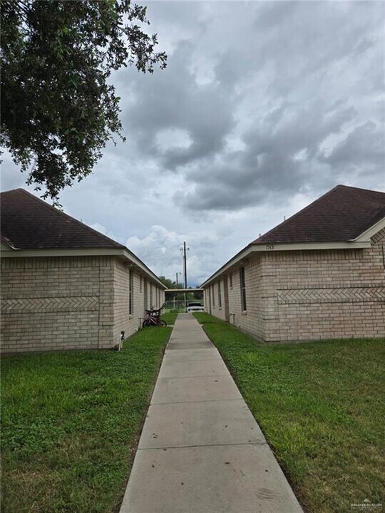 1513 Acme Ln in Edinburg, TX - Building Photo