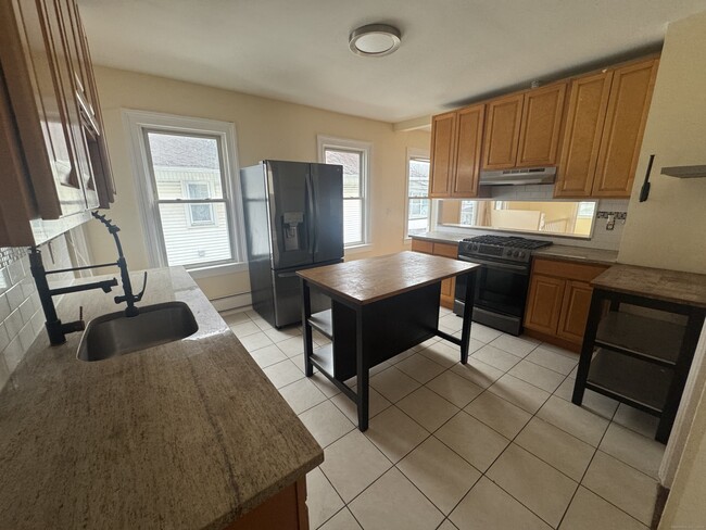 190 Whitney Ave in Bridgeport, CT - Foto de edificio - Building Photo