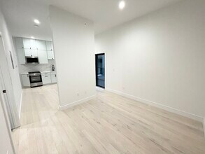173 Maverick St, Unit 201 in Boston, MA - Building Photo - Building Photo