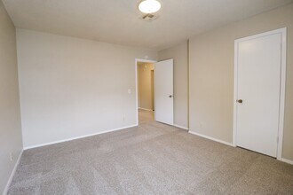 9905 E 22nd St in Tulsa, OK - Foto de edificio - Building Photo