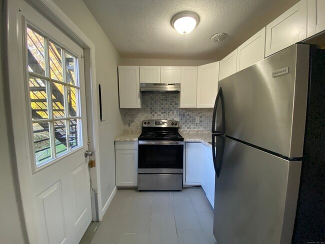 32 Old Foxon Rd in East Haven, CT - Building Photo - Building Photo