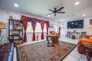 280 NW 207th St in Miami, FL - Building Photo
