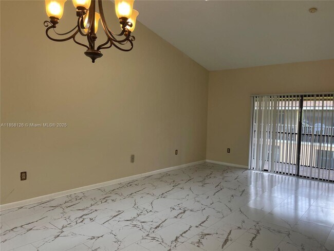2243 SW 80th Terrace in Miramar, FL - Foto de edificio - Building Photo