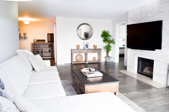 16169 Sunset Blvd, Unit 301 in Los Angeles, CA - Foto de edificio - Building Photo