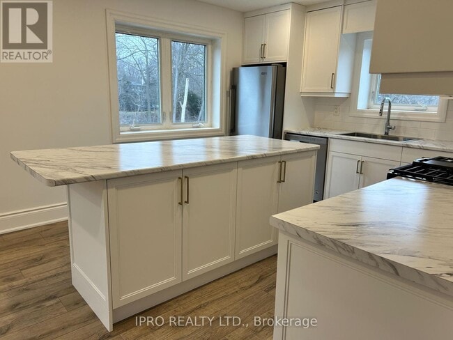 property at 1661-1661 Lakeshore Rd W