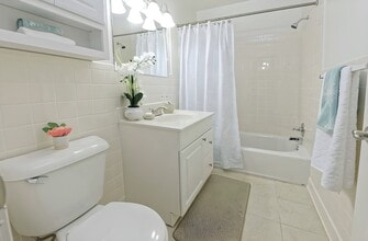 1600 Elmwood in Rochester, NY - Foto de edificio - Building Photo