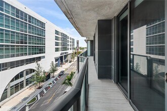 201 SW 17th Rd, Unit 502 in Miami, FL - Foto de edificio - Building Photo