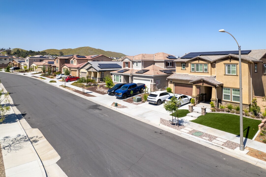 Noble at Audie Murphy Ranch in Menifee, CA - Foto de edificio