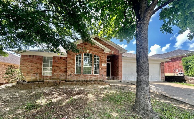 605 Douglas Dr in Mansfield, TX - Foto de edificio