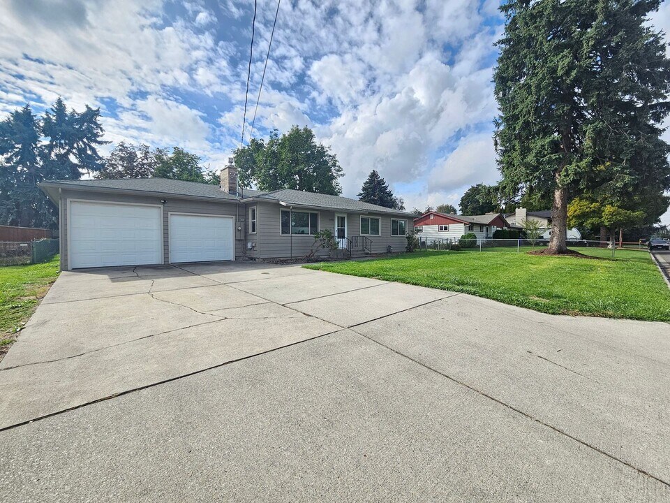 11402 E 7th Ave in Spokane Valley, WA - Building Photo