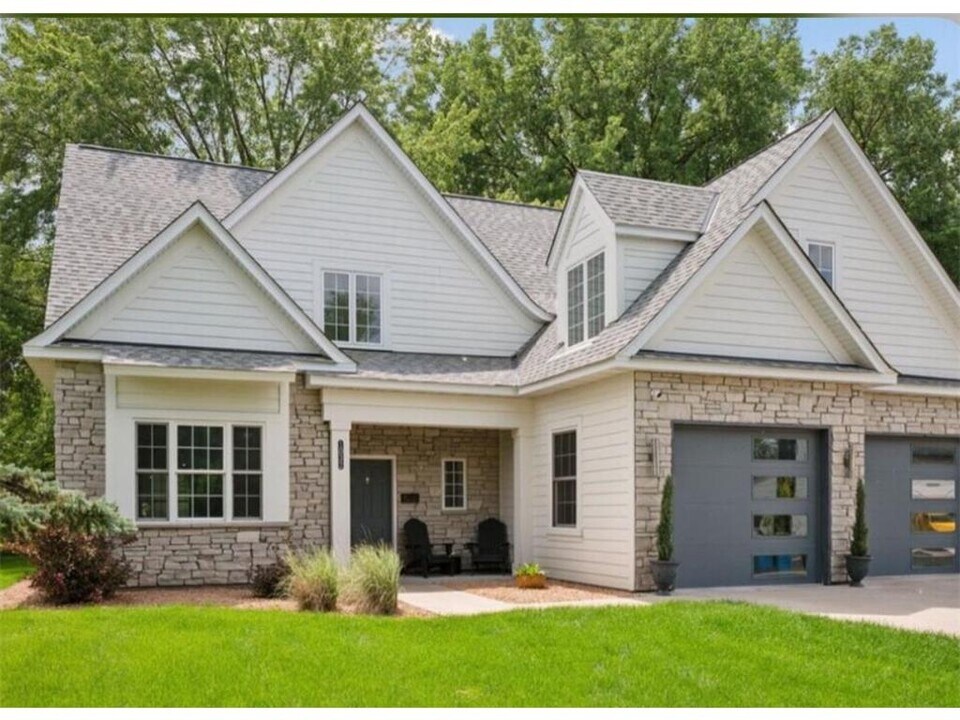 1032 Gardner St E in Wayzata, MN - Building Photo