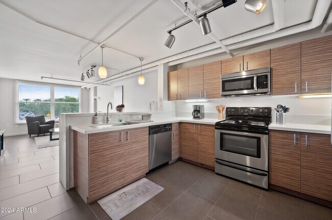 535 W Thomas Rd in Phoenix, AZ - Building Photo - Building Photo