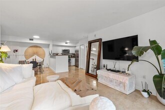1155 Brickell Bay Dr, Unit 1903 in Miami, FL - Foto de edificio - Building Photo