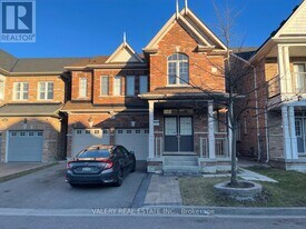 13 Frampton Rd in Brampton, ON - Building Photo