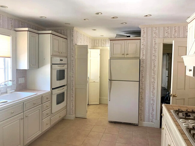 449 Washington St, Unit 2 in Newton, MA - Foto de edificio - Building Photo