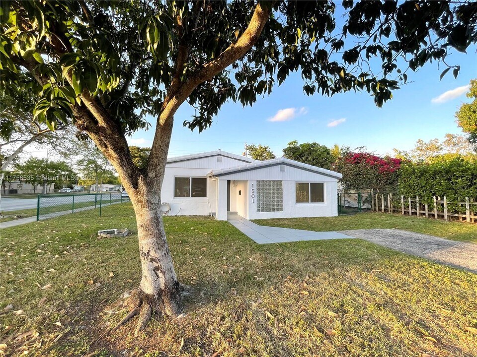1501 NE 173rd St in North Miami Beach, FL - Foto de edificio