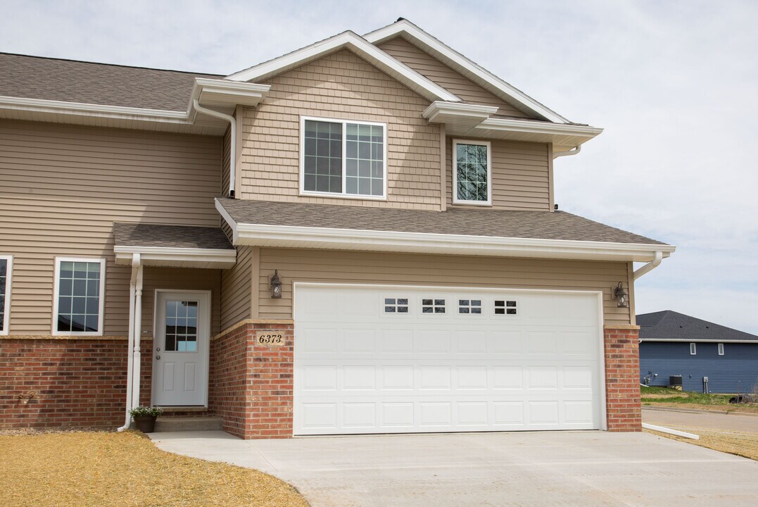 6355 Pawnee Ln in Asbury, IA - Building Photo