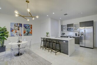 1045 NE 18th Ave in Fort Lauderdale, FL - Foto de edificio - Building Photo