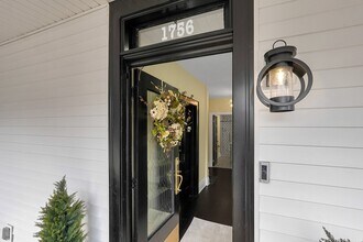 1756 Oak St in Columbus, OH - Foto de edificio - Building Photo