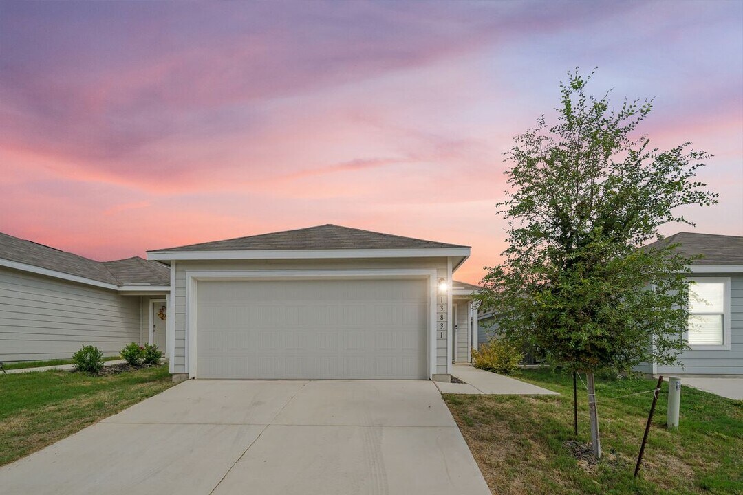 13831 Ostrich Run in San Antonio, TX - Building Photo