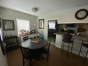 636 E 121st Pl, Unit 2 in Los Angeles, CA - Building Photo - Building Photo