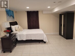 2 Saddler Ave in Brampton, ON - Building Photo - Building Photo