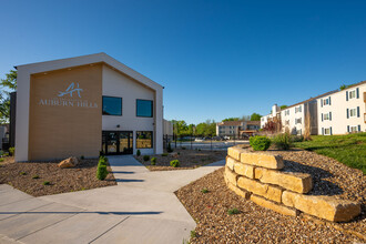 The Residences of Auburn Hills in Topeka, KS - Foto de edificio - Building Photo