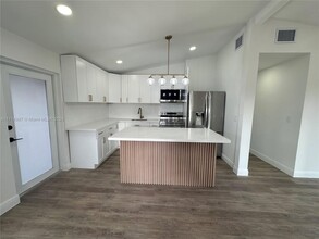 621 SE 3rd Pl in Hialeah, FL - Building Photo - Building Photo