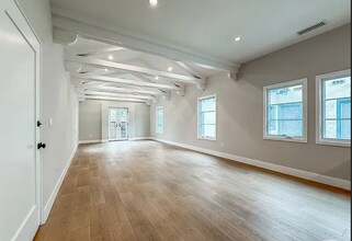 150 N Arnaz Dr, Unit C in Beverly Hills, CA - Building Photo - Building Photo