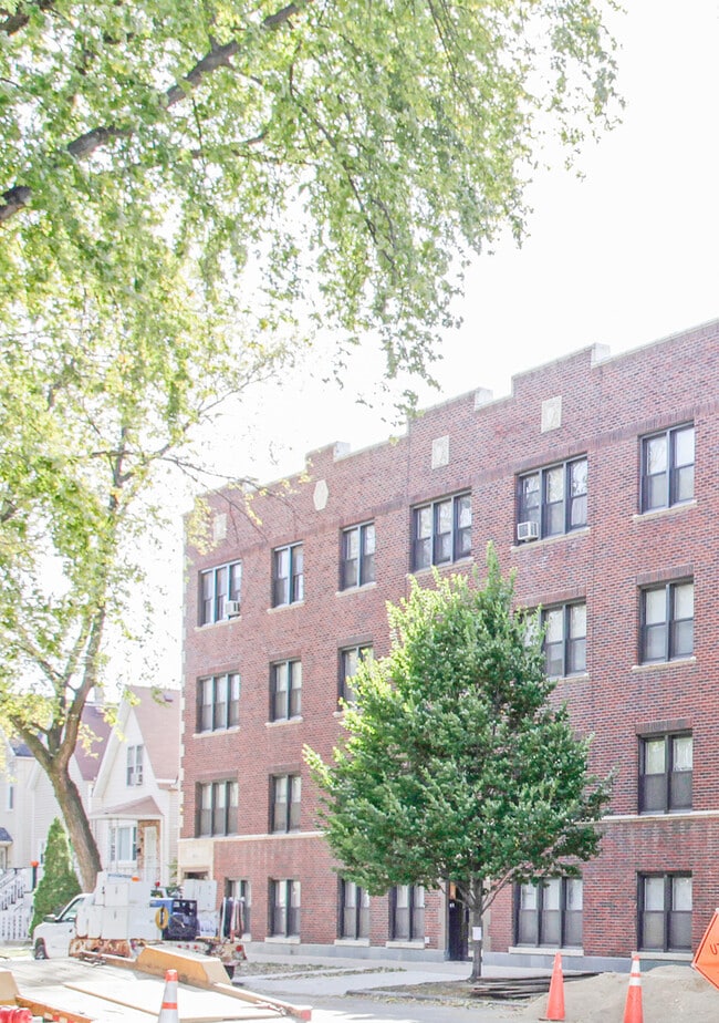 property at 2039 W Wellington Ave