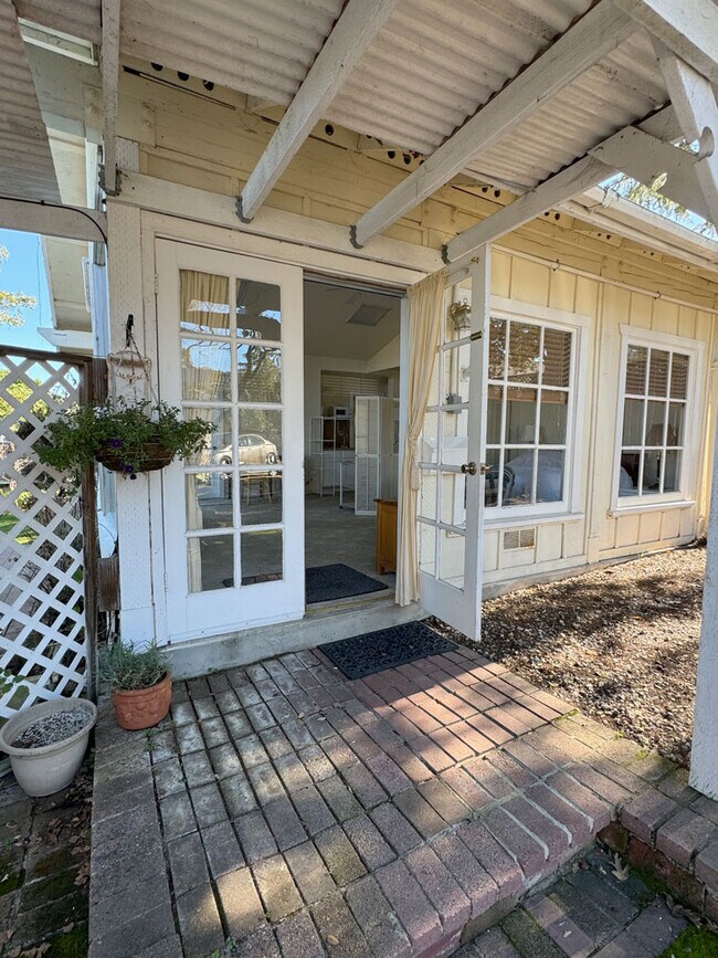 1309 D Street Ext in Petaluma, CA - Foto de edificio - Building Photo