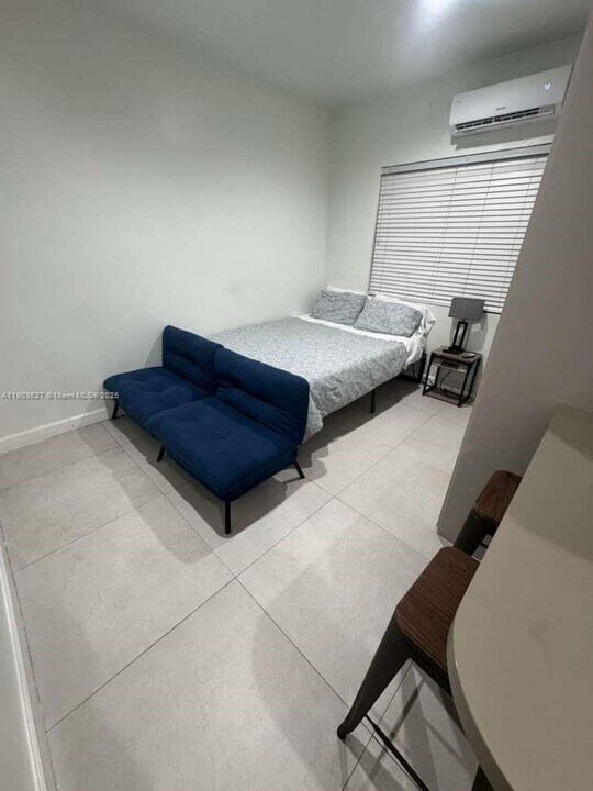 245 NE 33rd St in Miami, FL - Building Photo