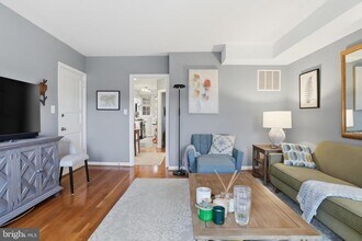 7 Russell Rd in Alexandria, VA - Building Photo - Building Photo